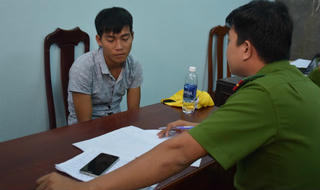 Nữ sinh lớp 1 bị gã thanh niên dụ dỗ ra sân bóng làm trò đồi bại