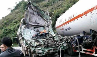 Xe tải nát bươm sau va chạm với xe bồn, hai tài xế bị thương nặng