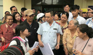 Cú ngã của anh CSGT và xì-gà trong tay ông Trưởng ban tiếp công dân