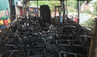 Xe 45 chỗ cháy trơ khung sau khi ra khỏi gara 