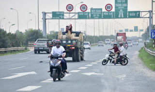 Xử lý xe máy lưu thông vào làn cao tốc trên Đại lộ Thăng Long