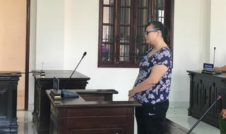 Bảo mẫu bạo hành bé gái 5 tuổi ngất xỉu khi tòa tuyên 