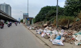 “Mất điểm” vì rác thải và hàng rong