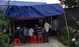 Uống thuốc lá trong vườn, vợ chết chồng nguy kịch