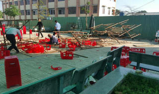 Sập dàn giáo khi đang kỉ niệm ngày 20/11, nhiều học sinh bị thương