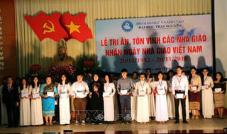Phó Chủ tịch nước Đặng Thị Ngọc Thịnh trao 30 suất học bổng cho sinh viên