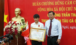 Trao Huân chương Dũng cảm của Chủ tịch nước cho ngư dân cứu người