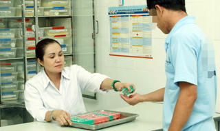 Chuyển cấp ARV qua BHYT: Nhiều thách thức cần giải quyết