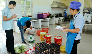An toàn thực phẩm trong trường học: Vì sao thực phẩm 'bẩn' dễ lọt?