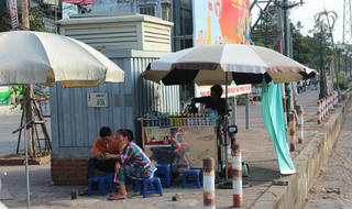 Rùng mình cảnh vui chơi, mưu sinh dưới trạm biến áp, bốt điện Hà Nội