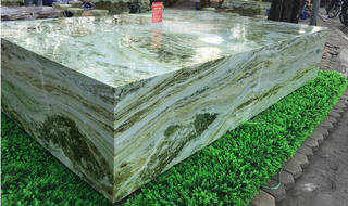 Sập đá xanh ngọc “khủng” nặng 16 tấn khiến đại gia mê mẩn 