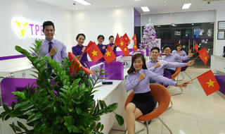 TPBank tặng hơn 10.000 cờ Tổ quốc cho fan bóng đá Việt