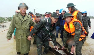 Bộ đội dầm mình trong mưa rét giúp người dân vùng lũ