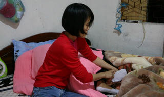 Cô gái bán nước mía chăm cha ung thư, mẹ mất trí, chị chạy thận