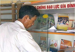 Phòng chống bạo lực gia đình: Bao giờ thoát 'vòng kim cô' tiền và người?