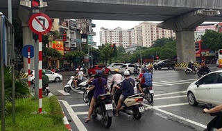 Giao thông lộn xộn vì… biển báo, đèn tín hiệu giao thông
