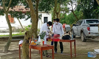 Thi thể bé gái sơ sinh bị bỏ trước cổng chùa