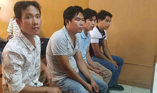 Cha đi vệ sinh nhìn về nhà hàng xóm, con bị đánh thương tích