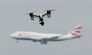 Sân bay Anh náo loạn vì máy bay không người lái: Hành động ác ý, hay “trò giải trí” nguy hiểm?  