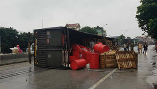 Tài xế buồn ngủ, xe đầu kéo tông nát 20m dải phân cách, lật giữa đường