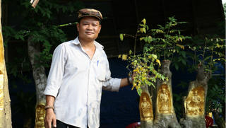 Thú chơi mới tạc tượng trên thân cây kiểng