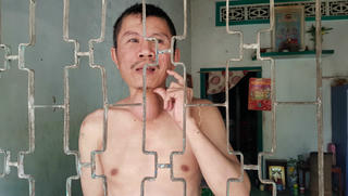 Xót xa cảnh người mẹ xích con tâm thần hơn 20 năm