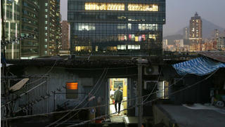 Góc khuất nghèo khó ở Hong Kong xa hoa