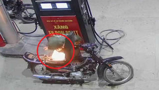 Xôn xao clip nam thanh niên bật lửa kiểm tra xăng xe