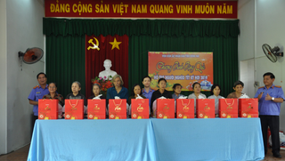 Viện kiểm sát nhân dân tỉnh Đồng Nai trao tặng 50 phần quà cho bà con nghèo đón tết