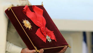 Chuyện nước Pháp siết nạn “lạm phát” trao huân chương