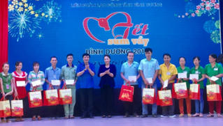 Chủ tịch Quốc hội dự 'Tết sum vầy' tại Bình Dương