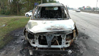 Xe thuê tự lái bất ngờ bị bốc cháy, 3 người thoát chết