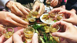 Đến lúc phải nhìn nhận lại “chén rượu xuân”