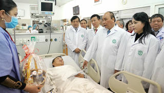 Thủ tướng nói về thầy thuốc Việt Nam: 'Các đồng chí chính là những người anh hùng thầm lặng'