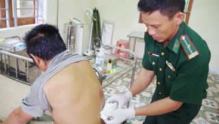 Gương sáng y sĩ biên phòng ở bản vùng biên Phà Lõm