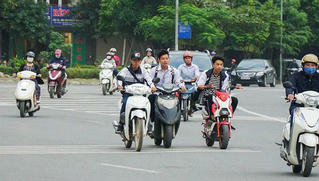 Công an Hà Nội triển khai nhiều giải pháp ngăn chặn học sinh đi xe máy trên 50cc đến trường