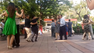 Khiêu vũ công viên - góc sống vui của người Sài Gòn
