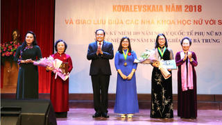 Gỡ khó cho phụ nữ làm khoa học  