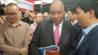 Thủ tướng Nguyễn Xuân Phúc thăm gian trưng bày Báo PLVN ngày khai mạc Hội Báo toàn quốc 2019
