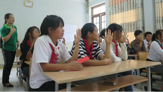 “Dạy” bé gái cách tiêu tiền 