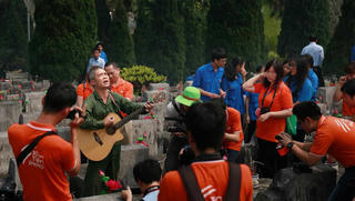 Thắp lửa hoa gạo tháng Ba