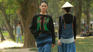 Thổ cẩm - “mỏ vàng” thời trang Việt?