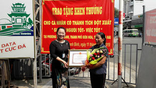 Khen thưởng người bán vé số không tham của rơi