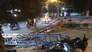 Tông đổ cổng chào khu phố, nam thanh niên nguy kịch