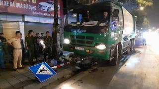 Xe chở rác đâm người dừng đèn đỏ gãy chân