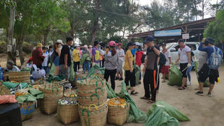 3 thế hệ cùng làm sạch bãi biển 