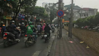 Thi thể người phụ nữ bên cạnh xe máy lúc rạng sáng ở Hà Nội