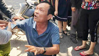 Khởi tố lái xe ô tô biển ngũ quý tông vào đám tang