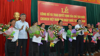 Trao quốc tịch cho 76 trường hợp người Lào kết hôn không giá thú