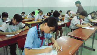 Thi lớp 10 ở Hà Nội: Giảm thí sinh vẫn không bớt căng thẳng